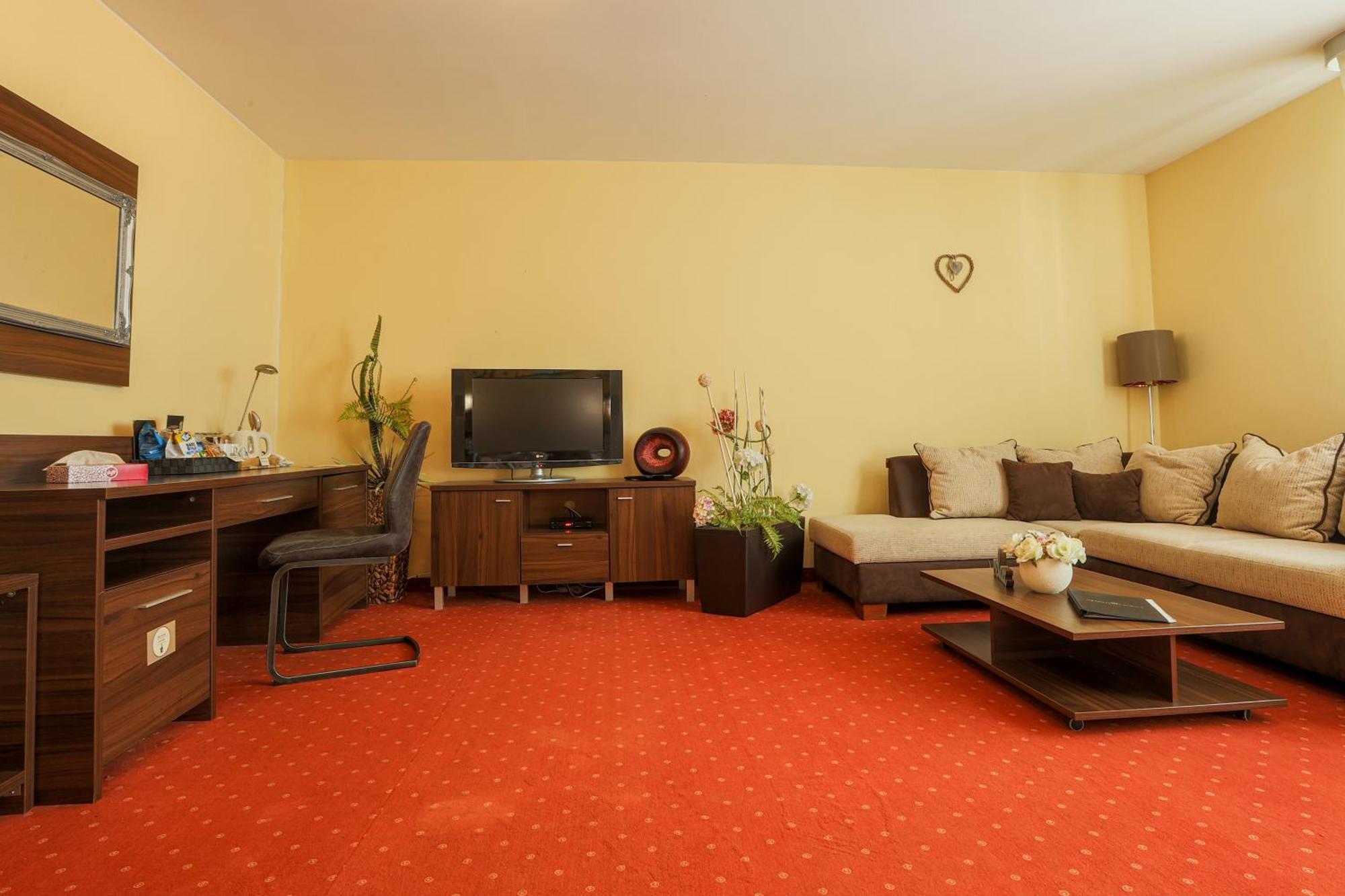 Grand Hotel Senica, Garni エクステリア 写真