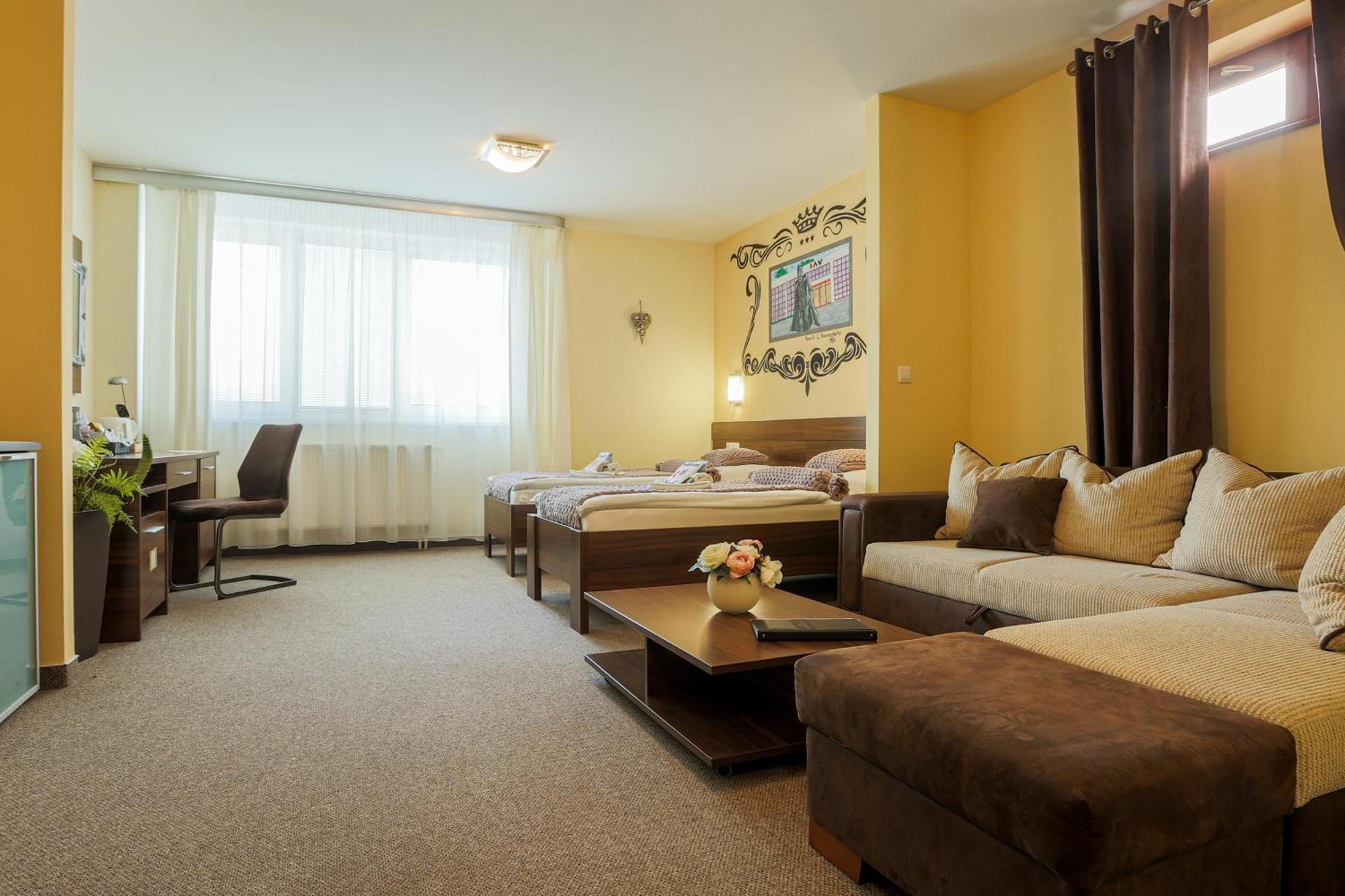Grand Hotel Senica, Garni エクステリア 写真