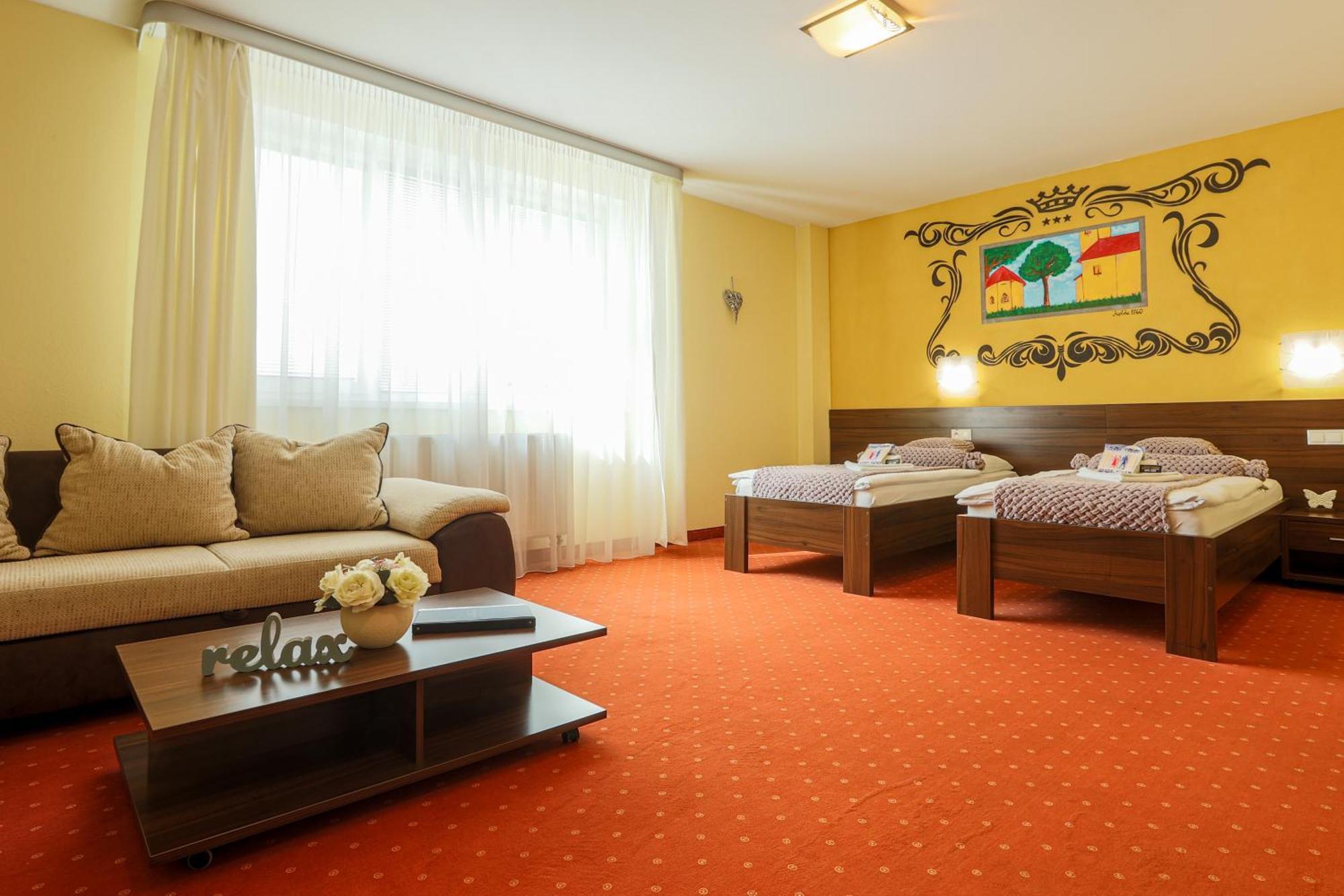 Grand Hotel Senica, Garni エクステリア 写真