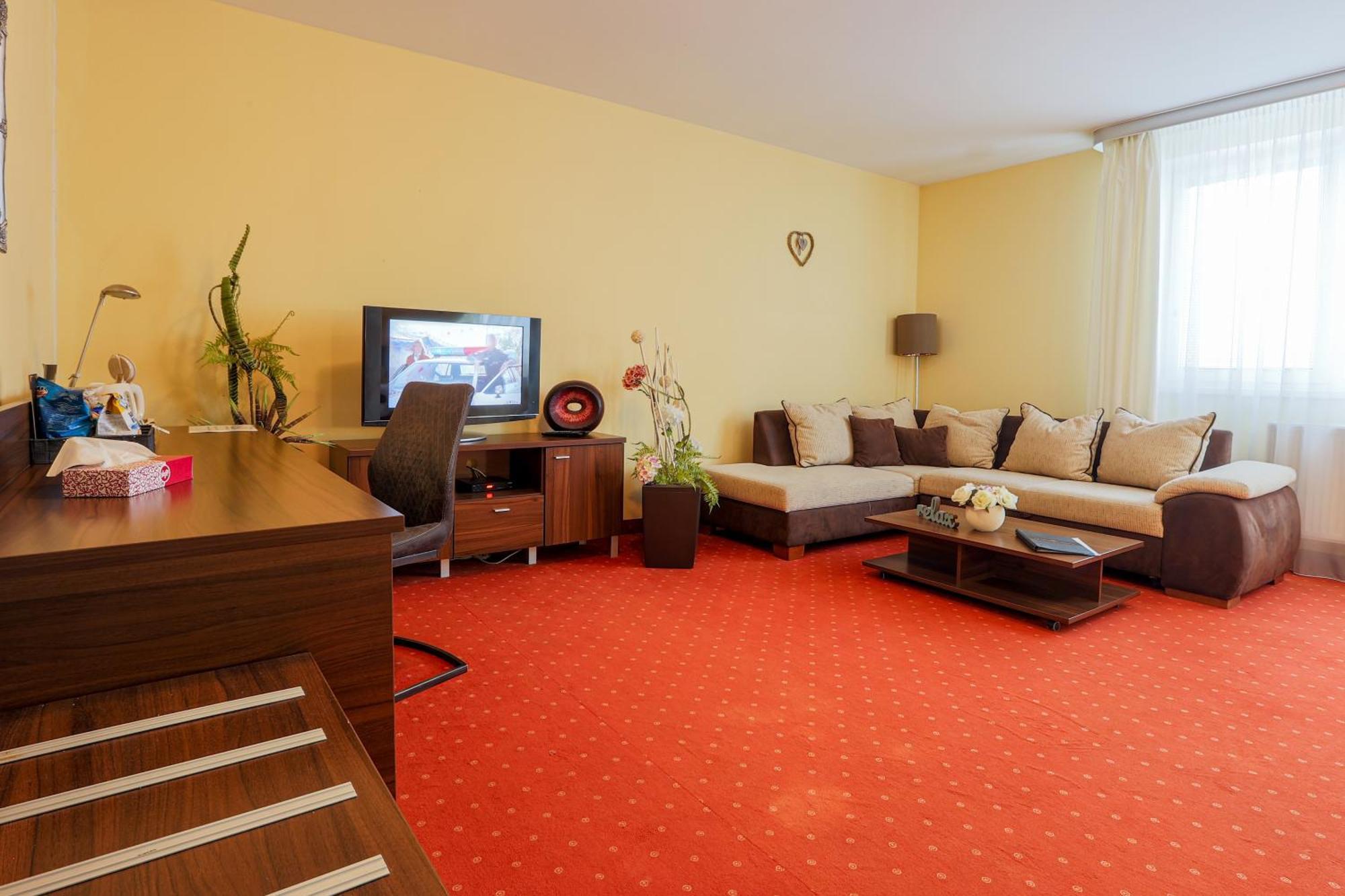 Grand Hotel Senica, Garni エクステリア 写真