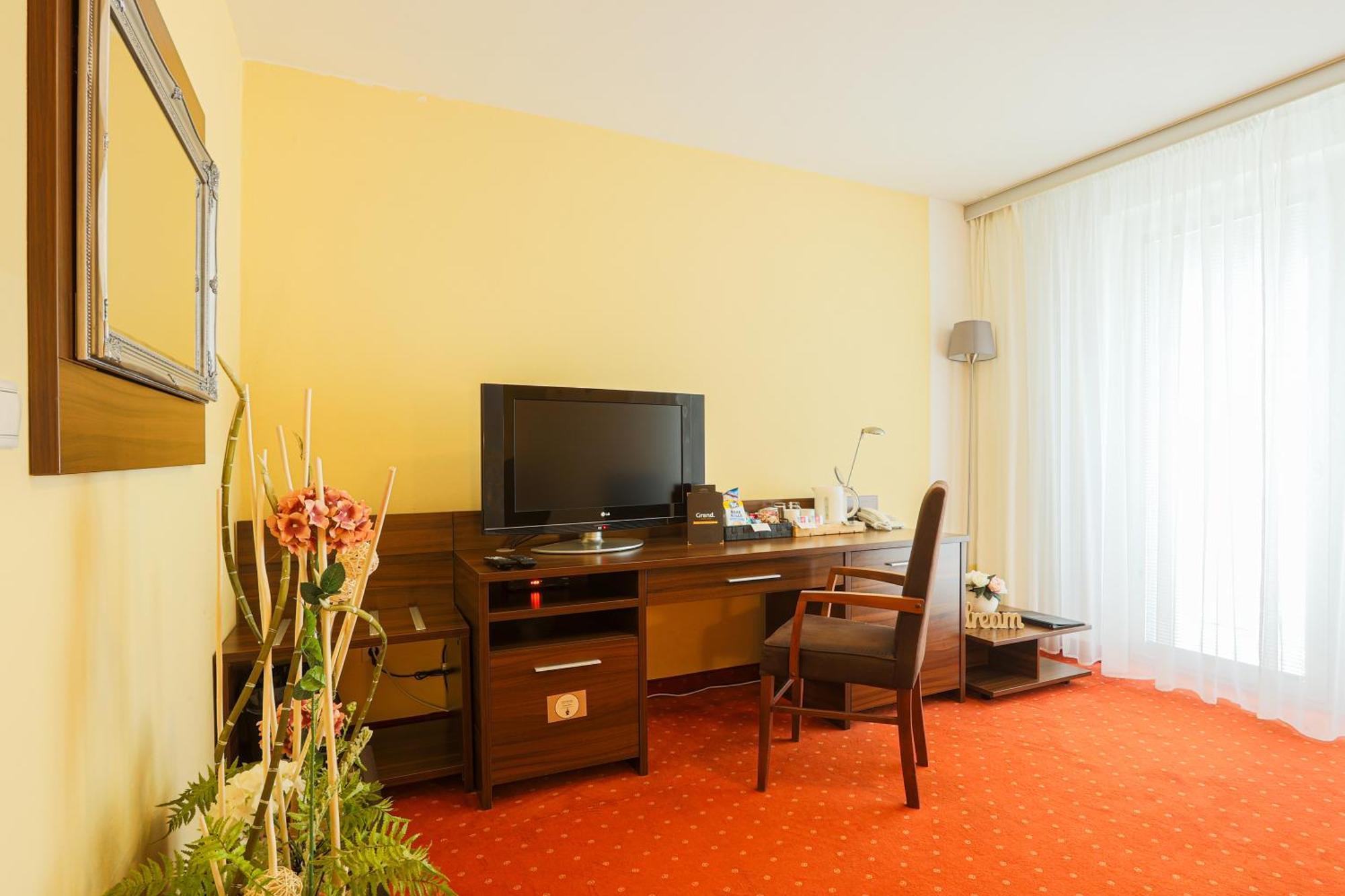Grand Hotel Senica, Garni エクステリア 写真
