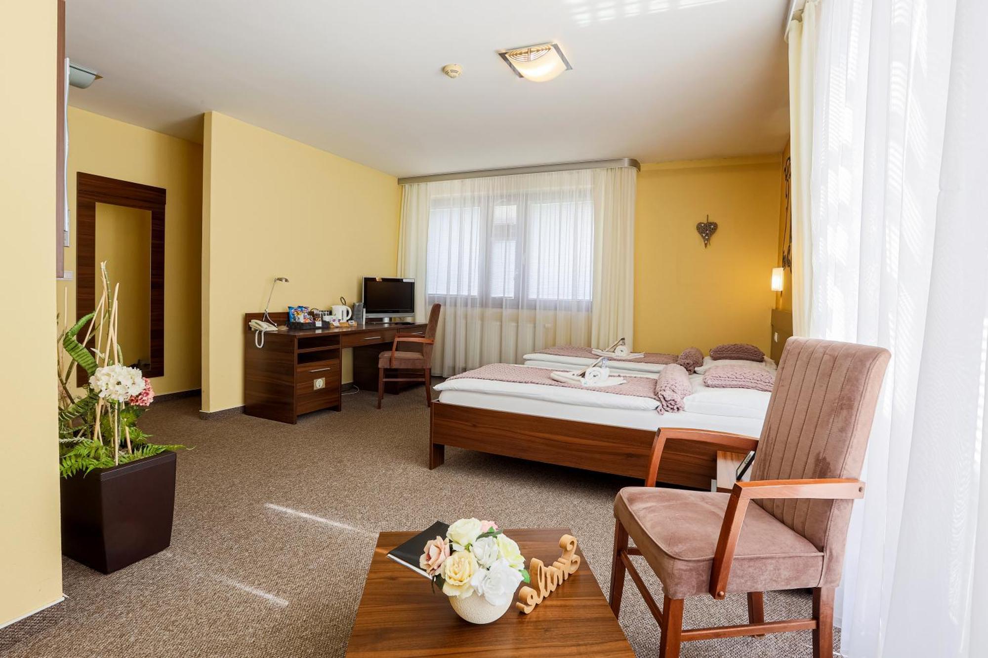 Grand Hotel Senica, Garni エクステリア 写真